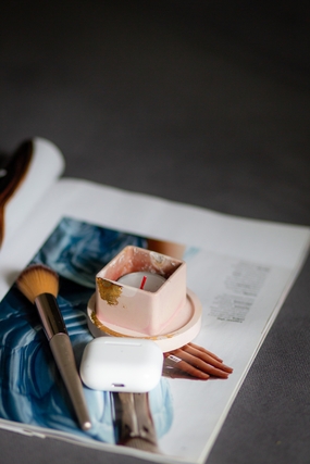 杂志香薰蜡烛化妆品摄影图片